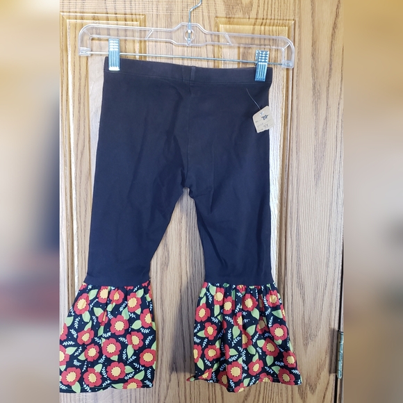 Black and Red Casual Floral Cuffed Bottoms - Picture 2 of 3